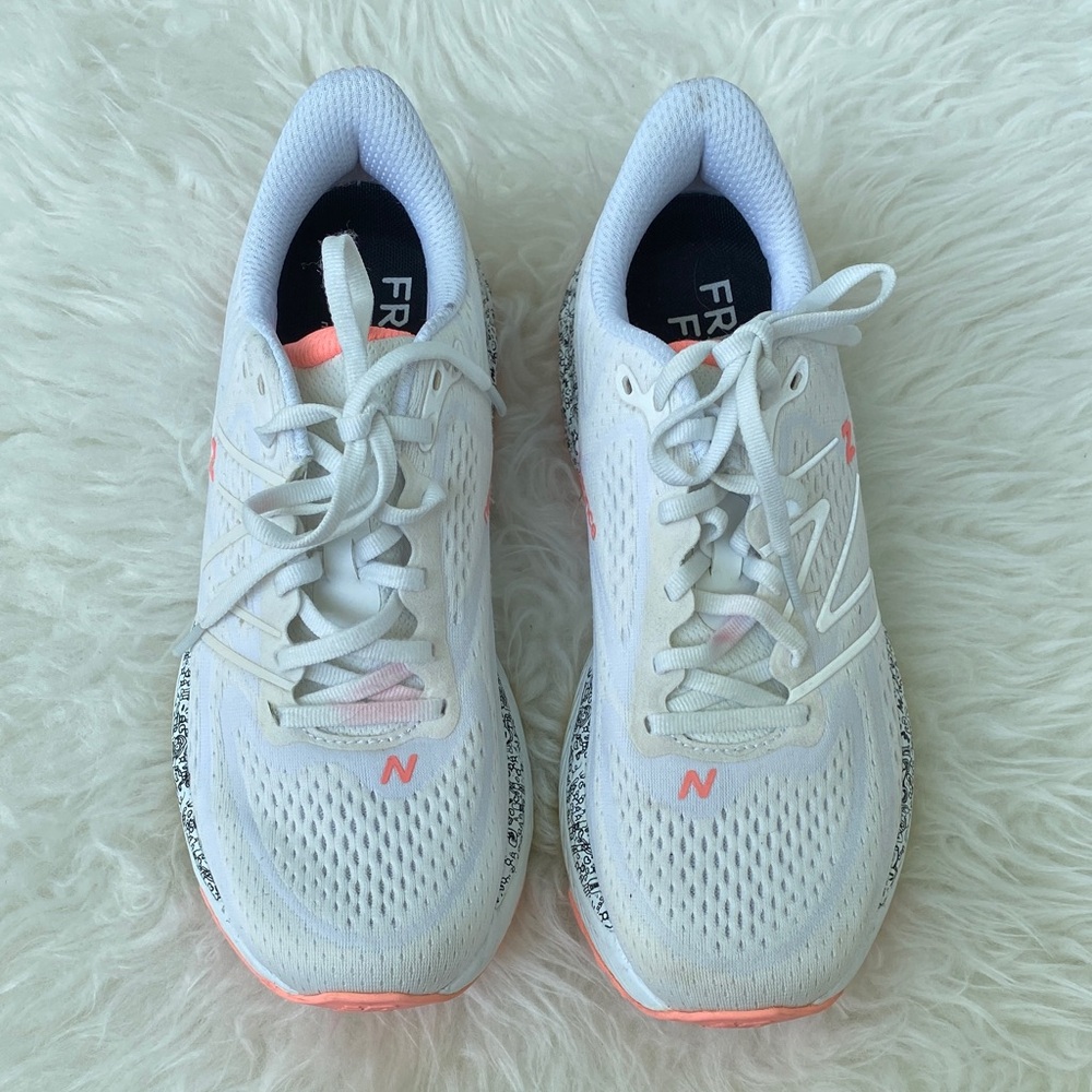 New Balance Women's Fresh Foam 880 Athletic Shoes in White and Pink Size 8